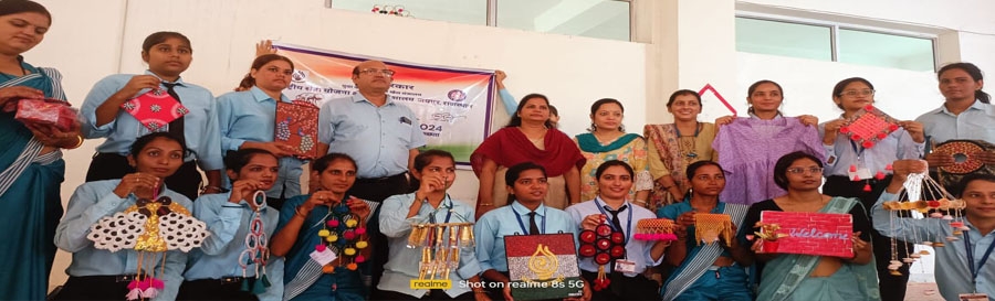 स्वच्छता पखवाड़े के अंतर्गत छात्राओं ने बनाई अनुपयोगी सामान से उपयोगी सामग्री