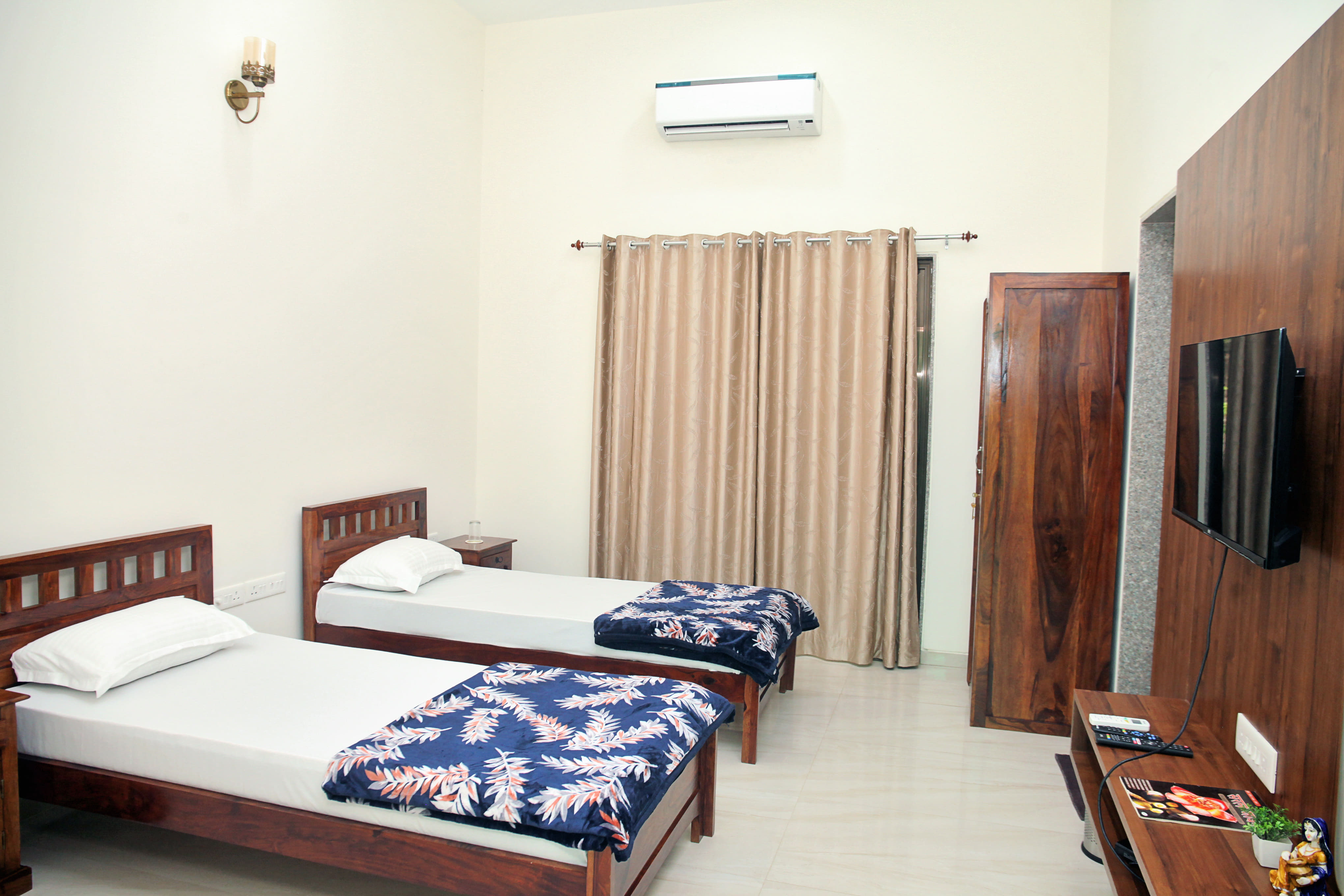 Guest House &mdash; Hall
